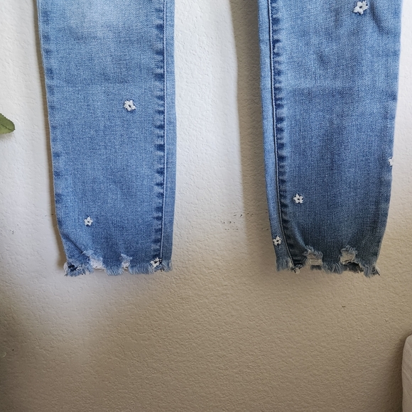 Abercrombie Flower Embroidery Straight leg light/medium wash jeans - Picture 4 of 7